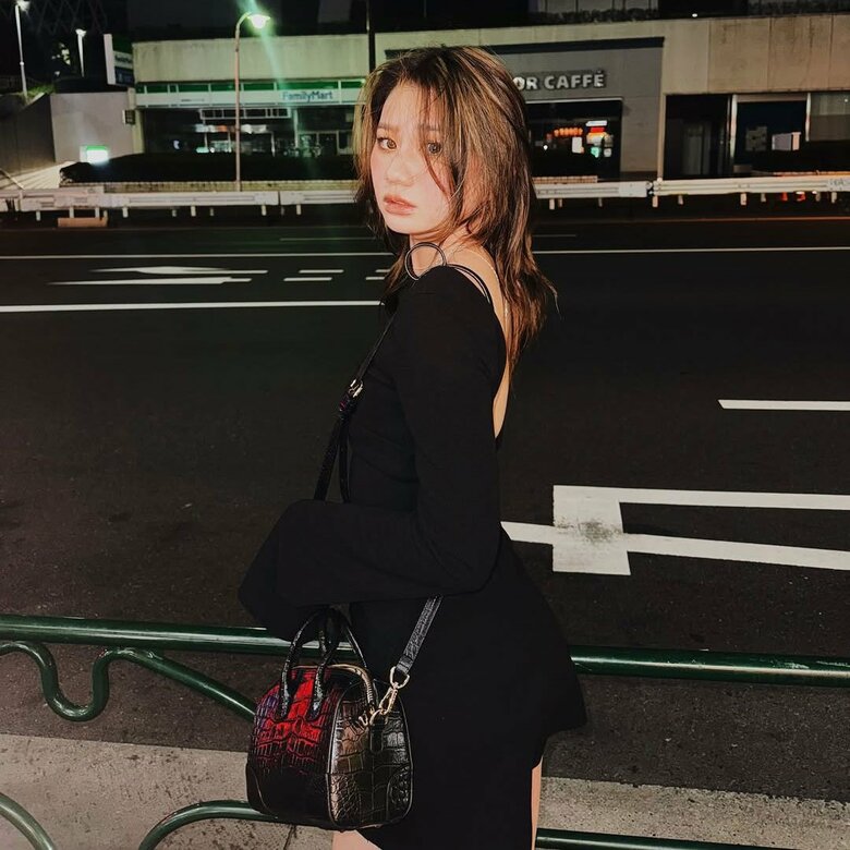 東京の夜にたたずめば周りの景色さえ変えてしまうYunaさん