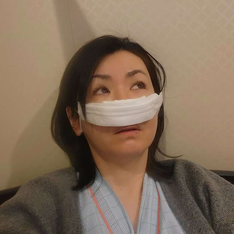 鼻に大量のガーゼを詰め、喉の痛みと格闘しながら必死に呼吸を続けた