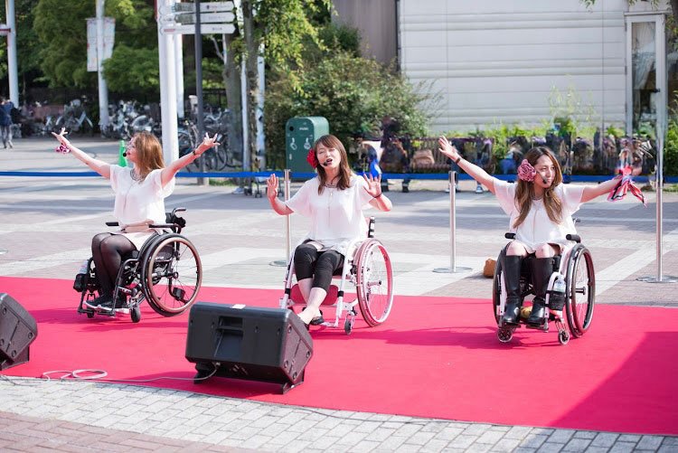 市川ミュージックパークで「ビヨンドガールズ」としてステージへ（左が梅津さん）