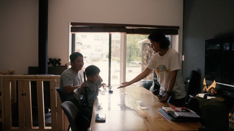 雪山には雪崩をはじめとしたリスクがあるが、自分の思い描くラインやジャンプをしながら滑り降りていくのがフリーライドの魅力