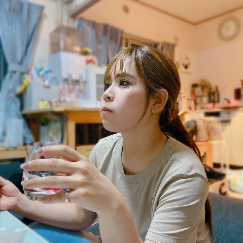 仕事の緊張感から解放され自宅でリラックスしている東さん