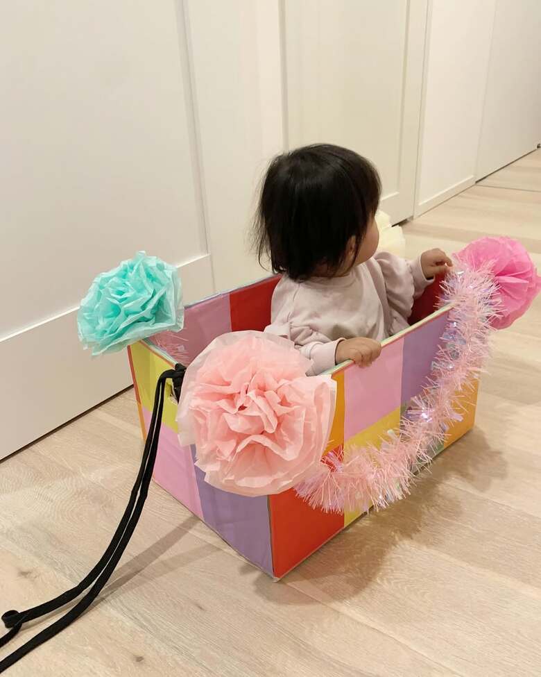 「シルエットかわいすぎ」加藤さんがダンボールで作ったバスに乗る娘さん