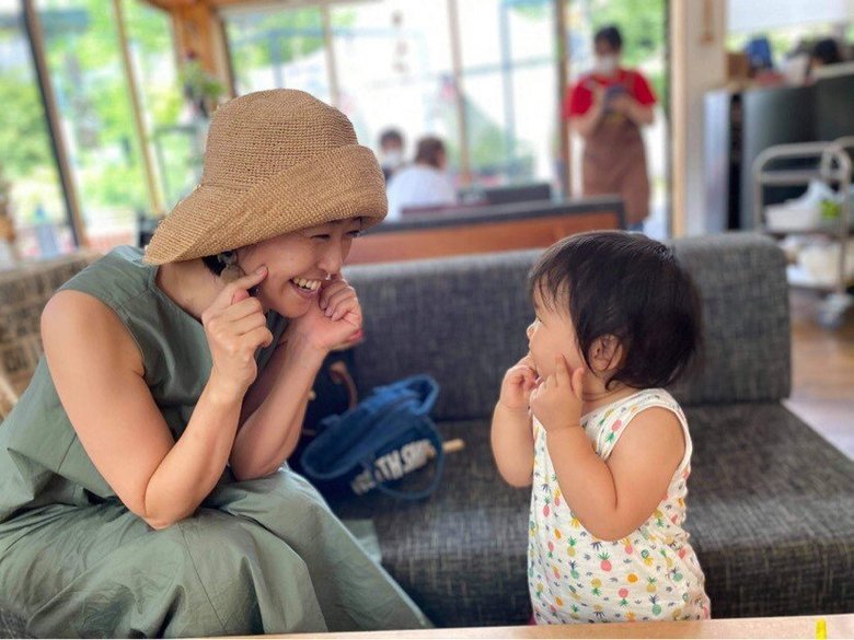 軽井沢のカフェで一緒のポーズをとる久保田さんと1歳7か月ころの長女