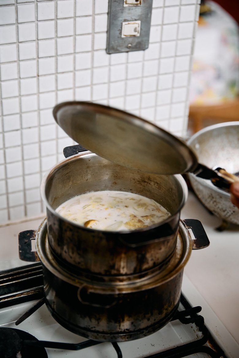 クリステルの鍋はふたと底がフラットなので、調理途中の鍋を上にのせられて数日分の下ごしらえが同時にできる