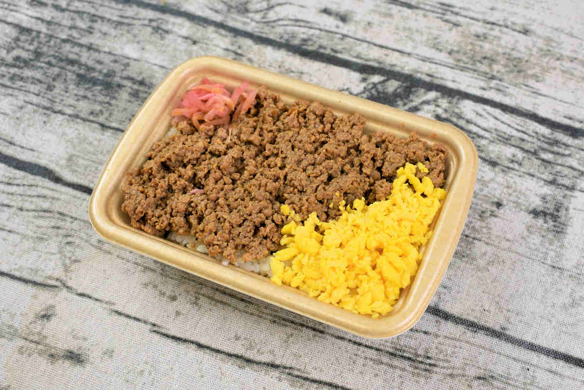 セブンイレブンのおすすめランチ「鶏の旨味! 国産鶏のたっぷり鶏そぼろごはん」の食レポ画像