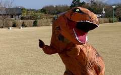 「シュール過ぎだろ」鳥取で恐竜100匹が大爆走！レース開催費40万円は「主催者の自腹」