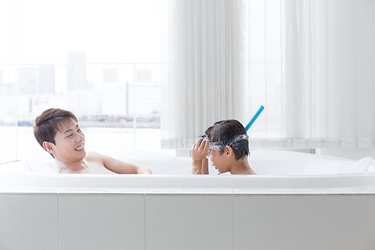 育児の「お風呂担当」なぜ夫婦でモメるのか