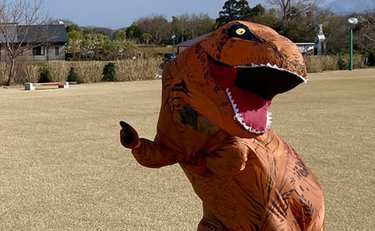 「シュール過ぎだろ」鳥取で恐竜100匹が大爆走！レース開催費40万円は「主催者の自腹」