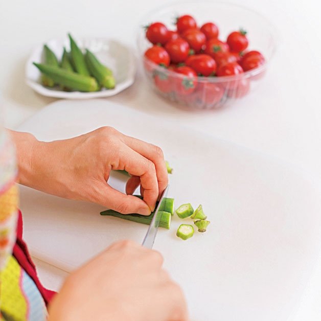 島本美由紀さんが野菜を切るところ