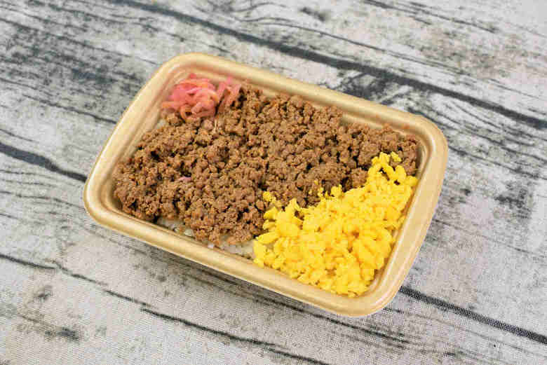 セブンイレブンのおすすめランチ「鶏の旨味！ 国産鶏のたっぷり鶏そぼろごはん」の食レポ画像