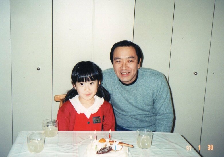 父と誕生日を祝う幼少期の七代目一龍斎貞鏡さん