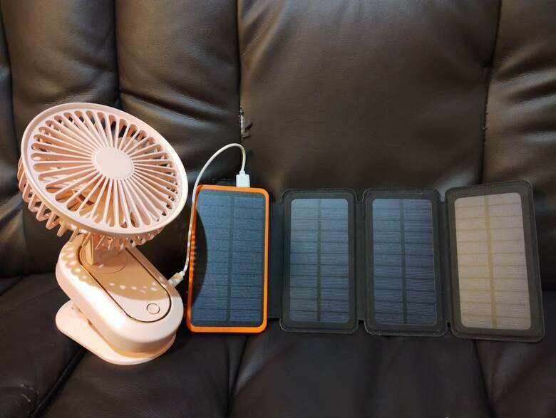 モバイルソーラーバッテリーは、USB接続可能な卓上型扇風機も充電できる