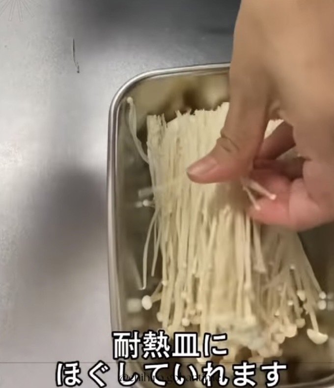 【作り方2】耐熱皿にほぐして入れる