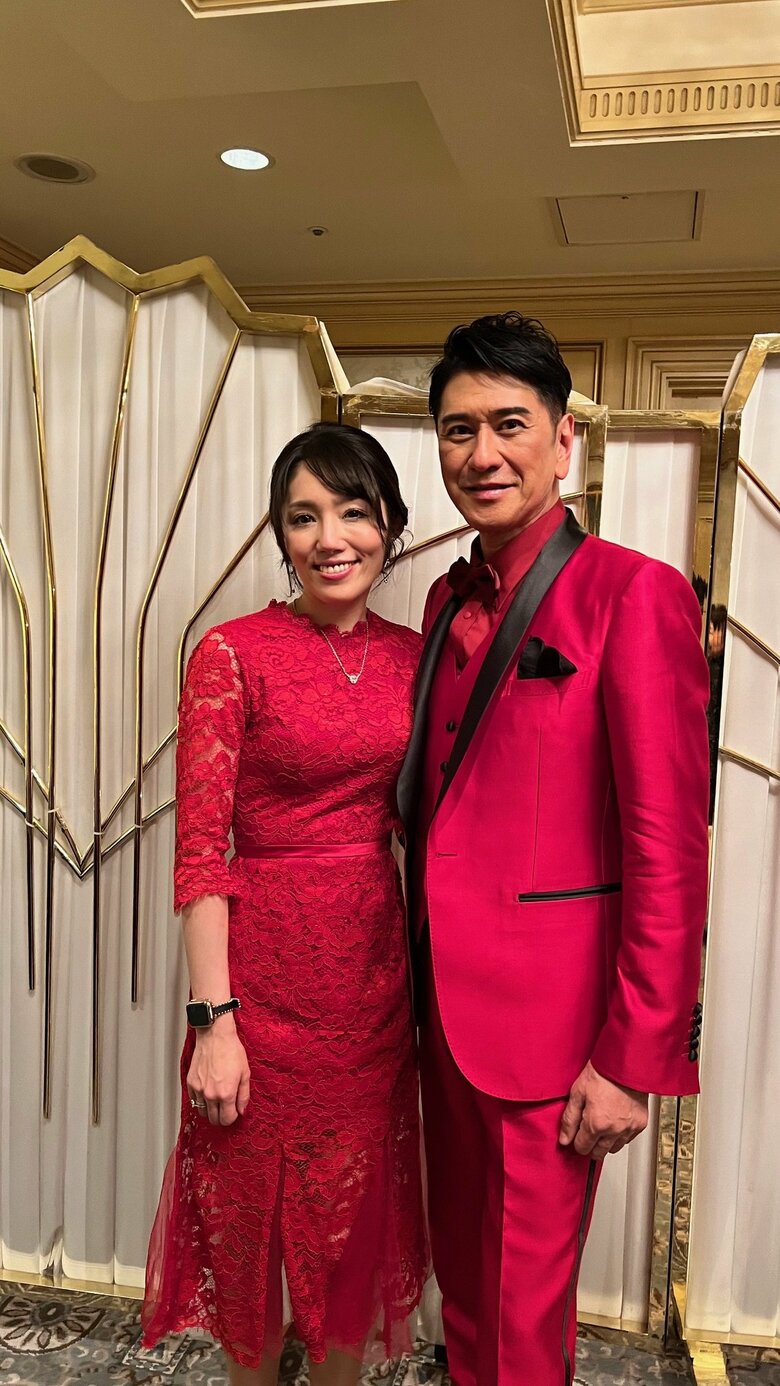 ゴージャスな衣装かに身を包むふたり