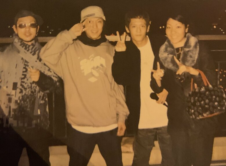 「大人っぽい！」高校を卒業したばかりの仲宗根泉さん（写真右）とHYのメンバー