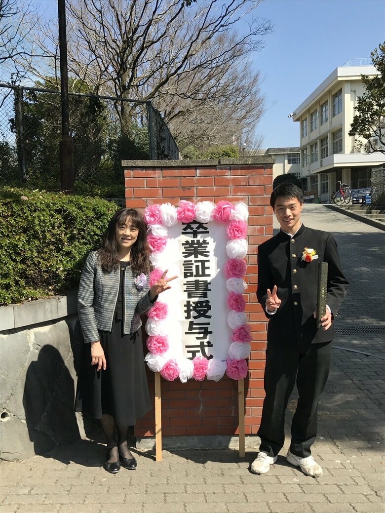越境した中学校の卒業式にてお母さんと笑顔！