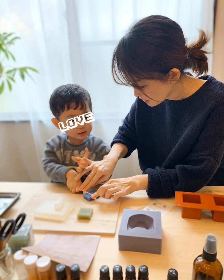 息子とおもちゃで遊ぶ松丸さん