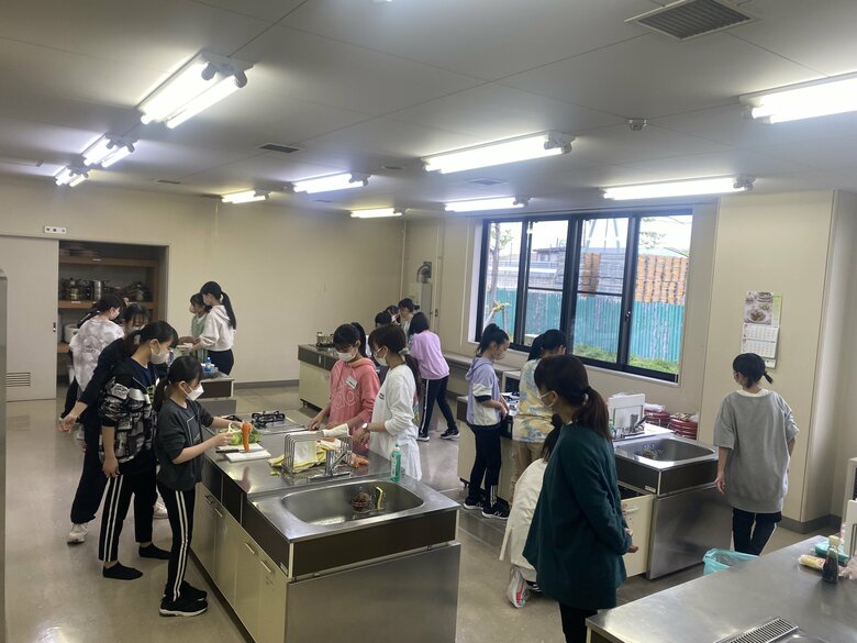 春合宿で、自炊をするスクール生たち