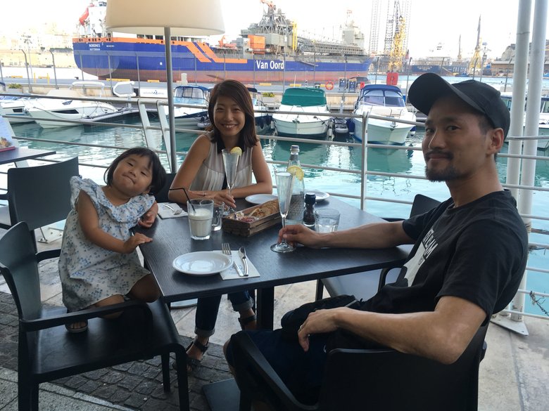 ▲マルタ留学中にカフェで寛ぐ稲富さん一家