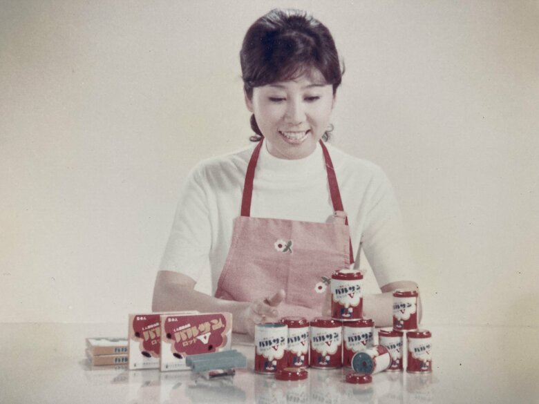 エプロン姿で商品のPRも