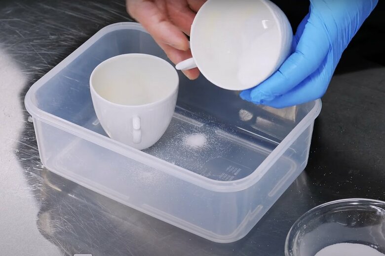 【作り方3】カップを転がしながら、バターにグラニュー糖をくっつけていく。カップのふちまでしっかりとつける