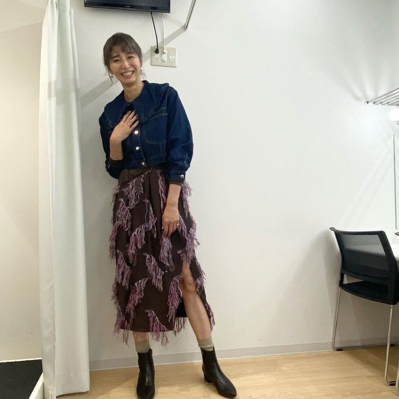 スリットスカートからきれいに伸びる足はモデルなみ