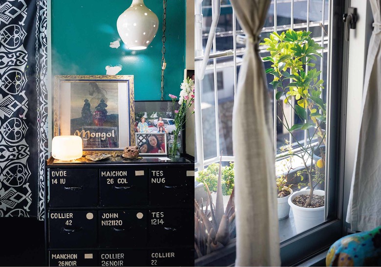 右：ベランダではレモンの木などの植物がすくすく育つ。左：旅立った家族や友人の写真と花を飾り楽しむ