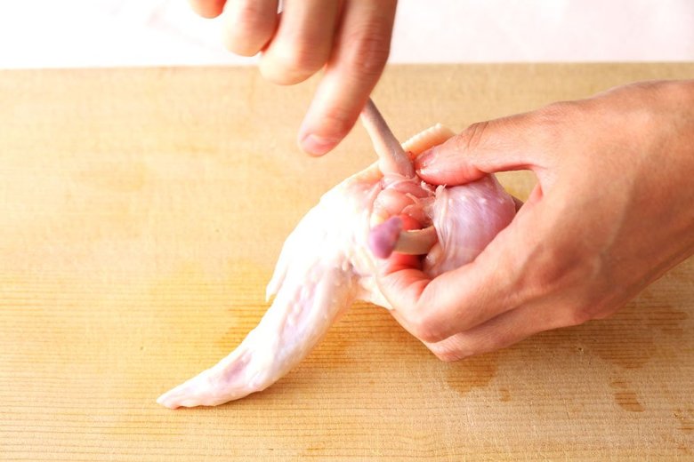 骨がしっかり出たら、細いほうの骨をぐるぐると回転させて取り除く。