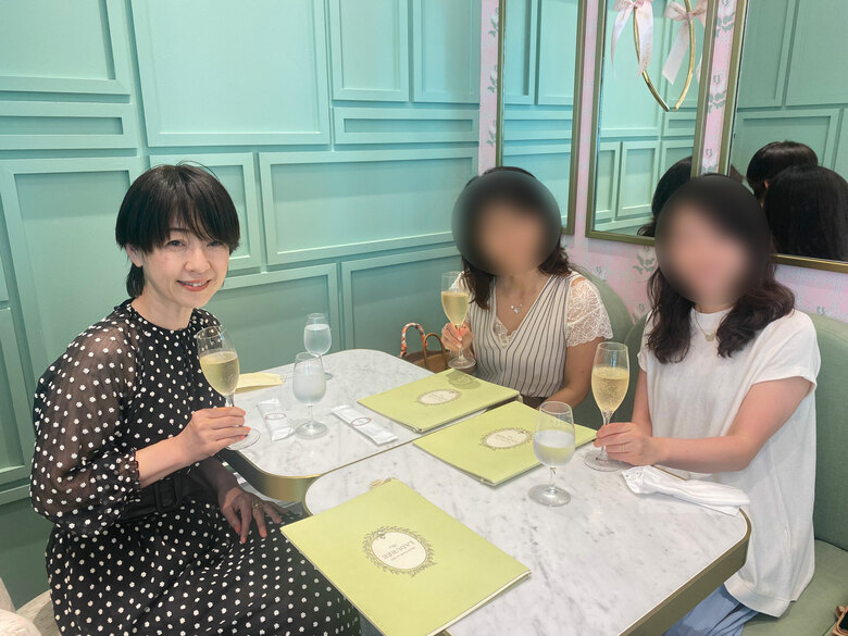 サンドウィッチマン・伊達みきおさんと結婚16年目になる熊谷麻衣子さん（左）