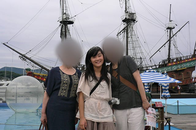 祖母と母と撮影した1枚（本人提供）　