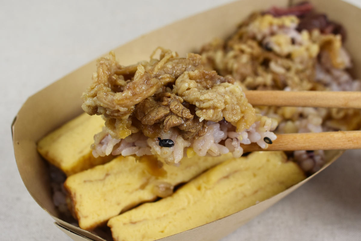 ナチュラルローソンのおすすめお弁当「玉子焼と山椒香る牛肉のお弁当」のアップ画像