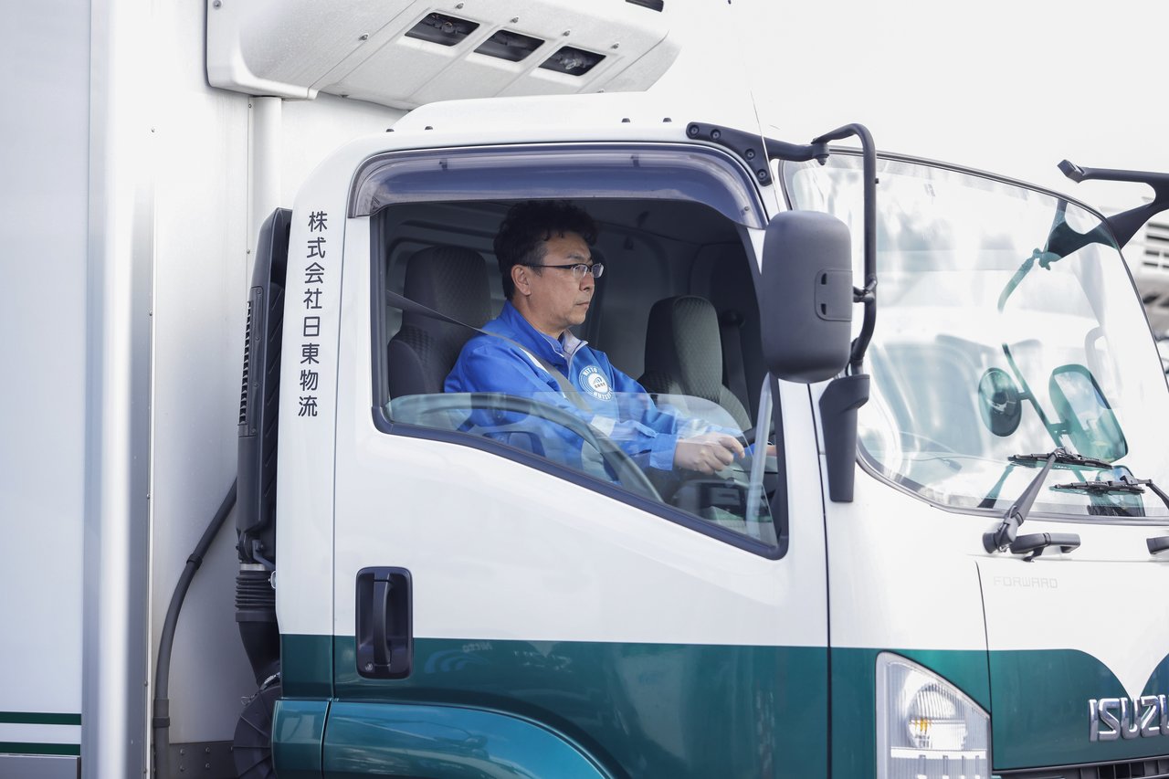 トラックを運転する日東物流のドライバー