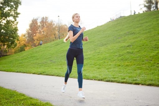 ジョギングでダイエットに励む女性の画像