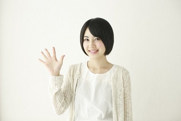 白ブラウスを着る女性の画像