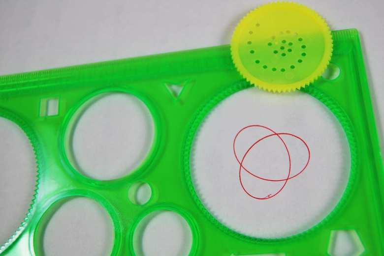 ダイソーおすすめ文房具「デザイン定規」の使用中画像6