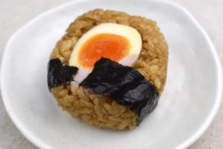 セブンイレブン「とんこつラーメン御飯 半熟煮玉子おにぎり」の実物画像
