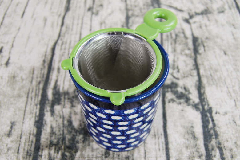 セリアのおすすめキッチン用品「置くだけハンディ茶こし」の実物画像１