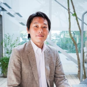 株式会社はてな取締役コーポレート本部長の田中慎樹さん。1974年福岡県生まれ。京都大学卒業後、アンダーセンコンサルティング株式会社（現：アクセンチュア株式会社）を経て、2004年、株式会社はてな入社。コーポレート部門では、人事・総務・経理・経営企画・広報を管轄している。