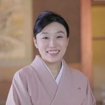 株式会社陣屋 代表取締役 兼「元湯 陣屋」女将の宮崎知子さん。2009年10月、夫の実家が経営する株式会社陣屋に夫とともに入社。「元湯 陣屋」女将に就任する。経営難に陥っていた「元湯 陣屋」の収益を回復させるため、大規模な改革に乗り出し、働きやすい環境づくりも進める。2017年に株式会社陣屋の代表取締役に就任。女将との2足のわらじでより質の高い旅館づくりを推進している。二児の母。一時期は、両家の両親、さらに8人のベビーシッターと一緒に育児を乗り切った経験ももつ。