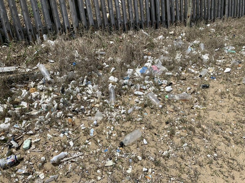 時間が経つほど細かく砕けて拾いきれないゴミになっていく