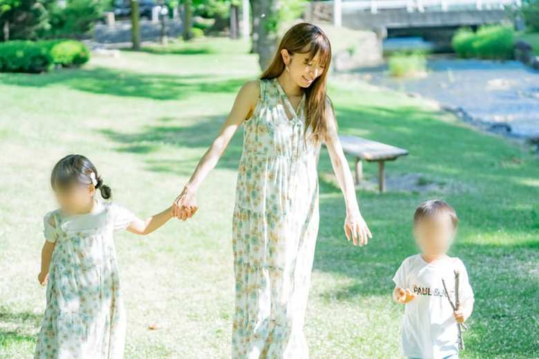 紺野あさ美さんと3歳の長女、2歳の次男  札幌市の公園で撮影（プライバシーに配慮し画像を一部加工しています）