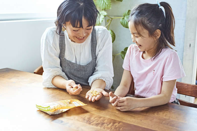 ▲マキさんが取り入れているのが、お菓子を使った数遊び。