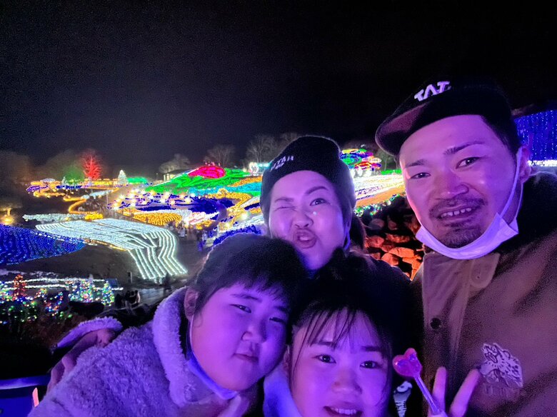 家族で出かけた際の写真からも伝わる由希絵さんの明るさ