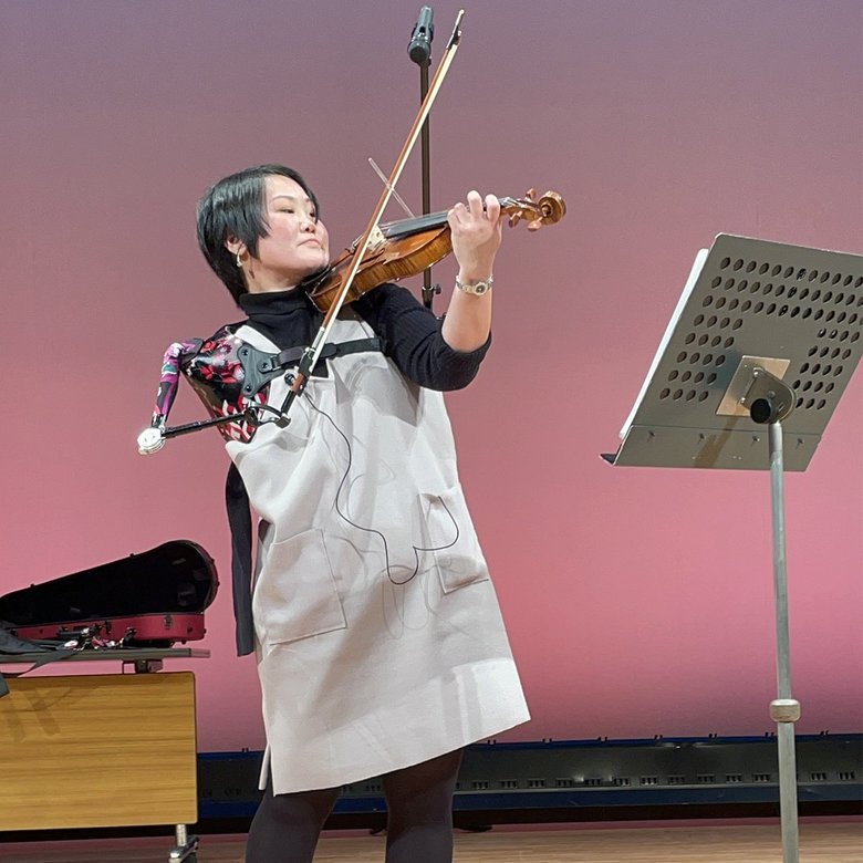 バイオリンを弾く伊藤さん