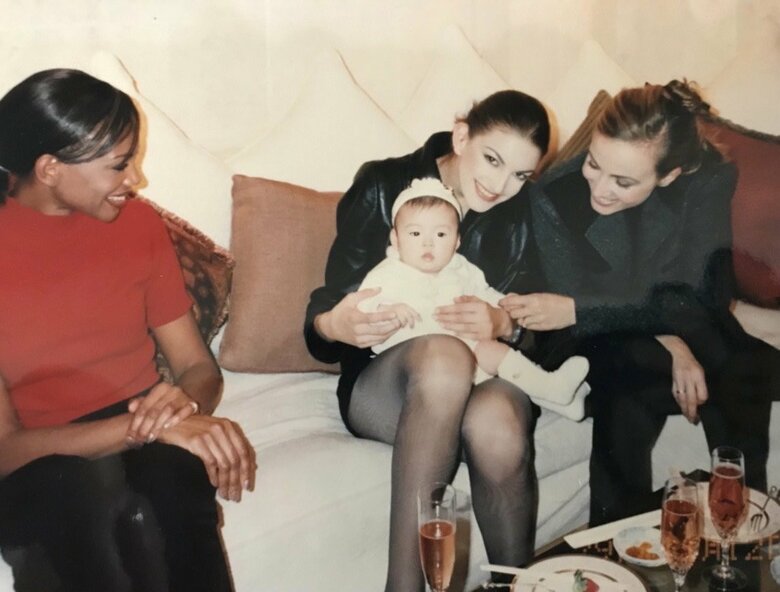 かわいい！小さい頃に海外のモデルに囲まれる憂樹さん