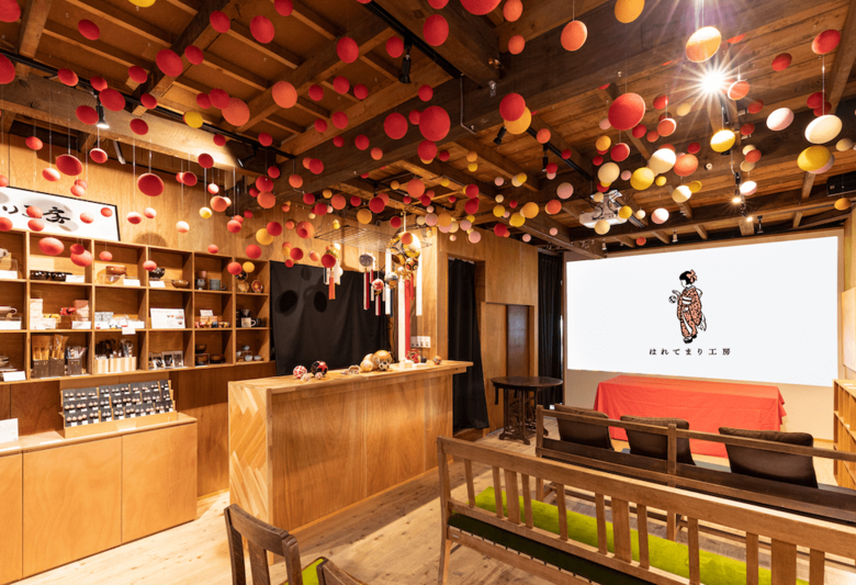 はれてまり工房。天井からたくさんの手まりが吊るされている