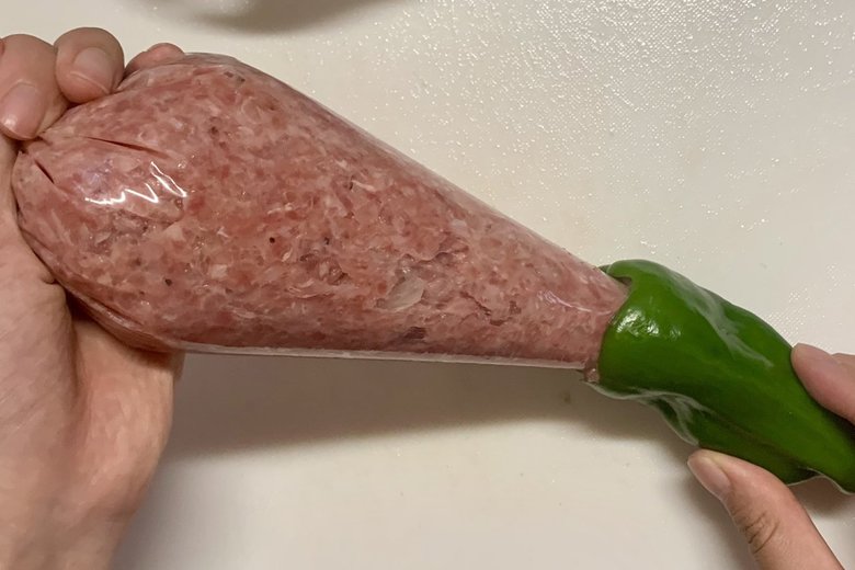 【作り方1】ピーマンのヘタと種を取り、絞り袋でタネを入れる