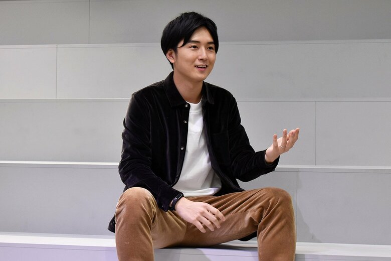 テレビ番組とは違う自然体な雰囲気で話す原田さん