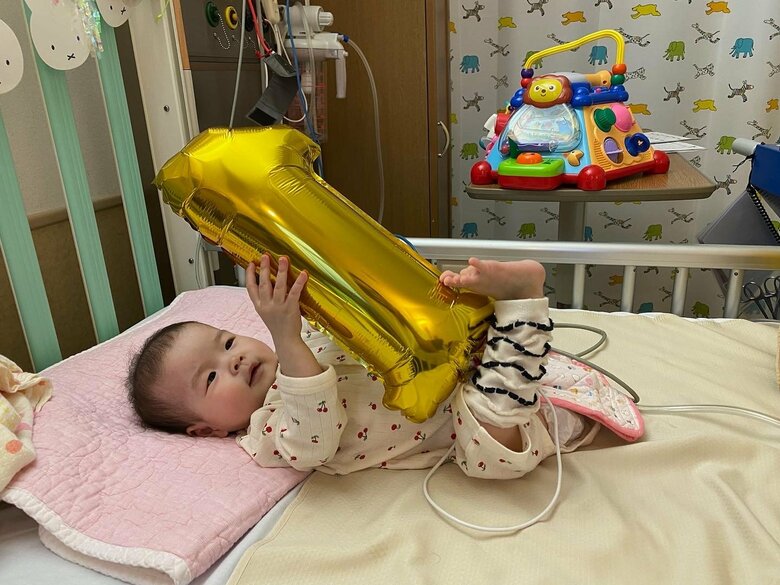 1歳になったときに病室に飾った「1」の風船で遊ぶあおちゃん