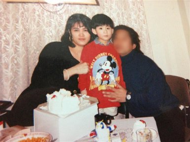 母親と父親と3人で誕生日のお祝い